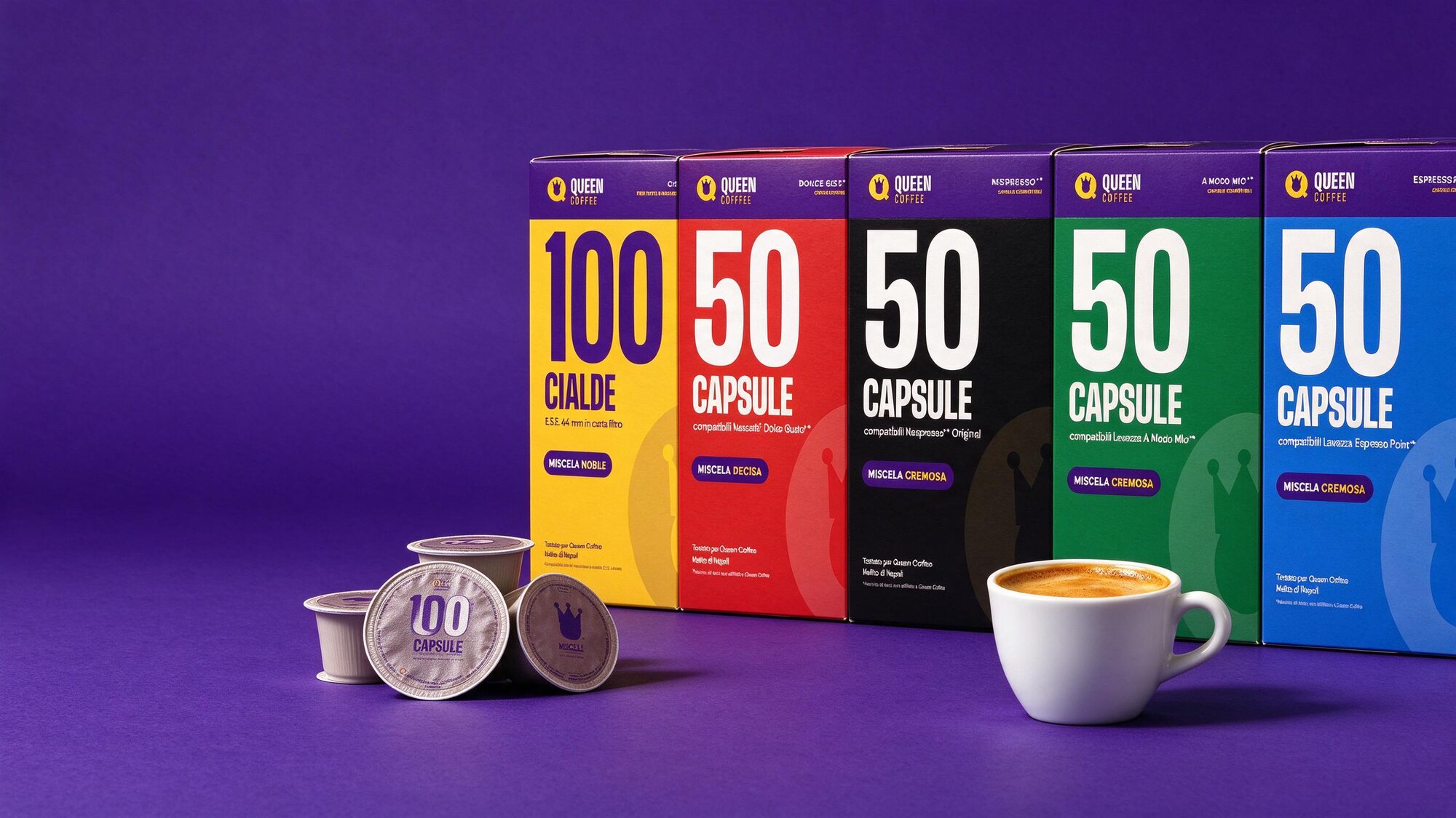 La linea Queen Coffee: cinque scatole colorate, una per sistema, con una tazzina di caffè
